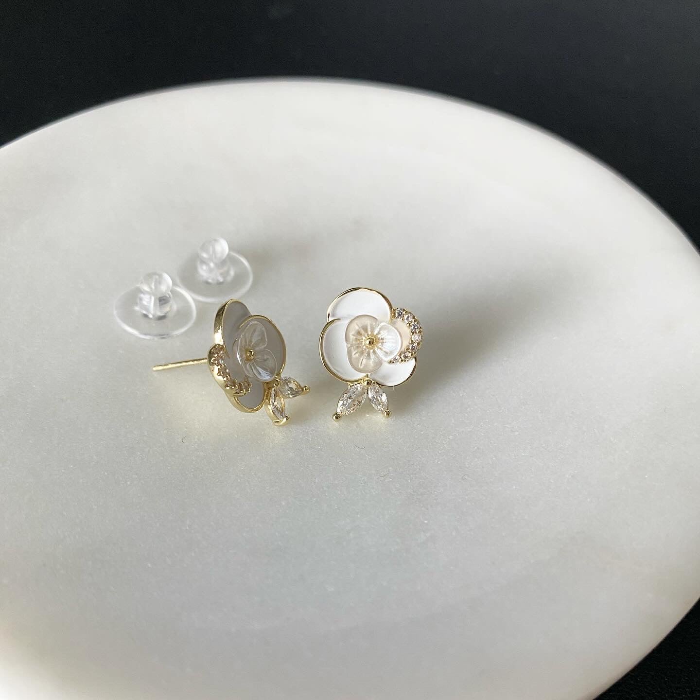Blanco Flower (MOP) Earrings