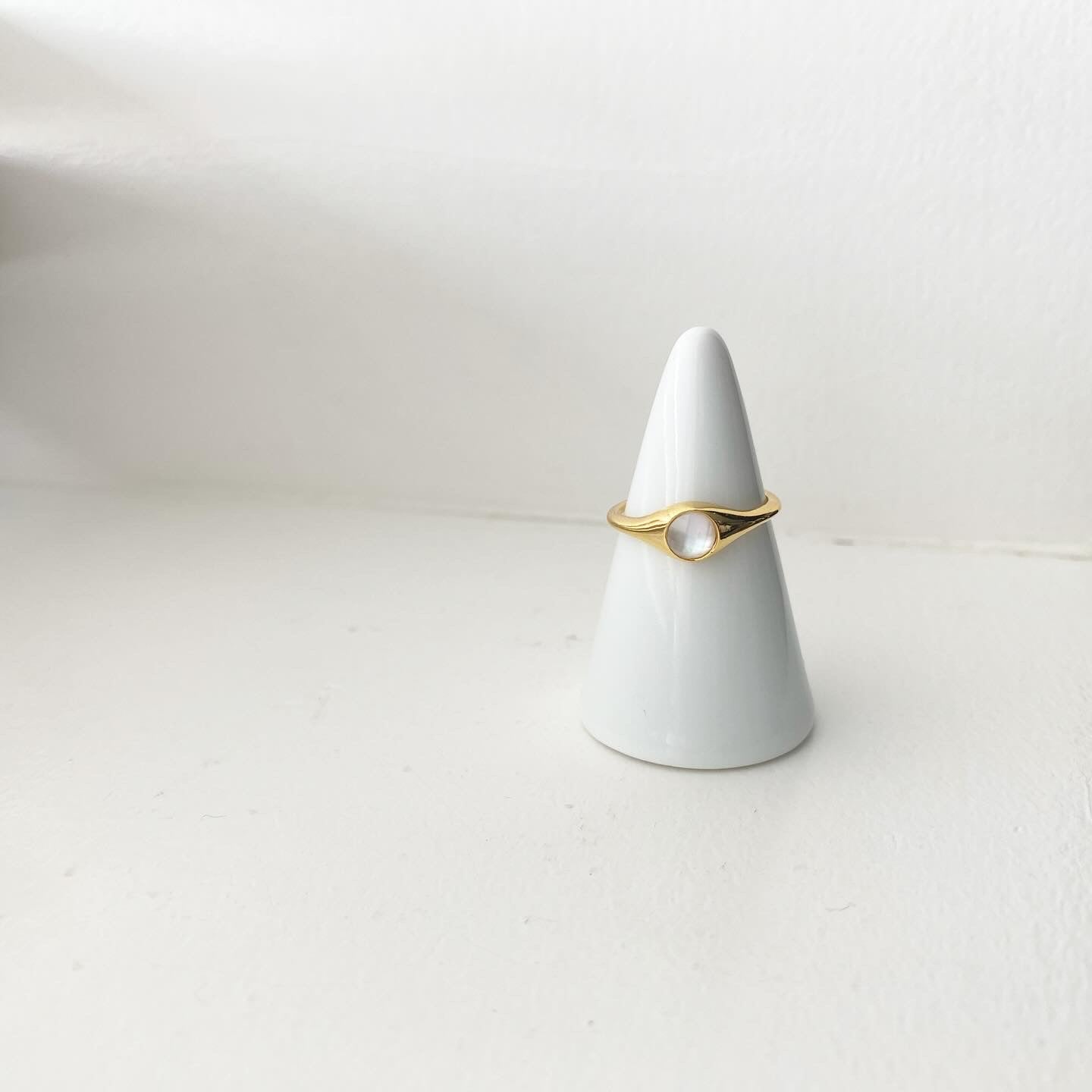 Bezel (MOP) Solo Ring
