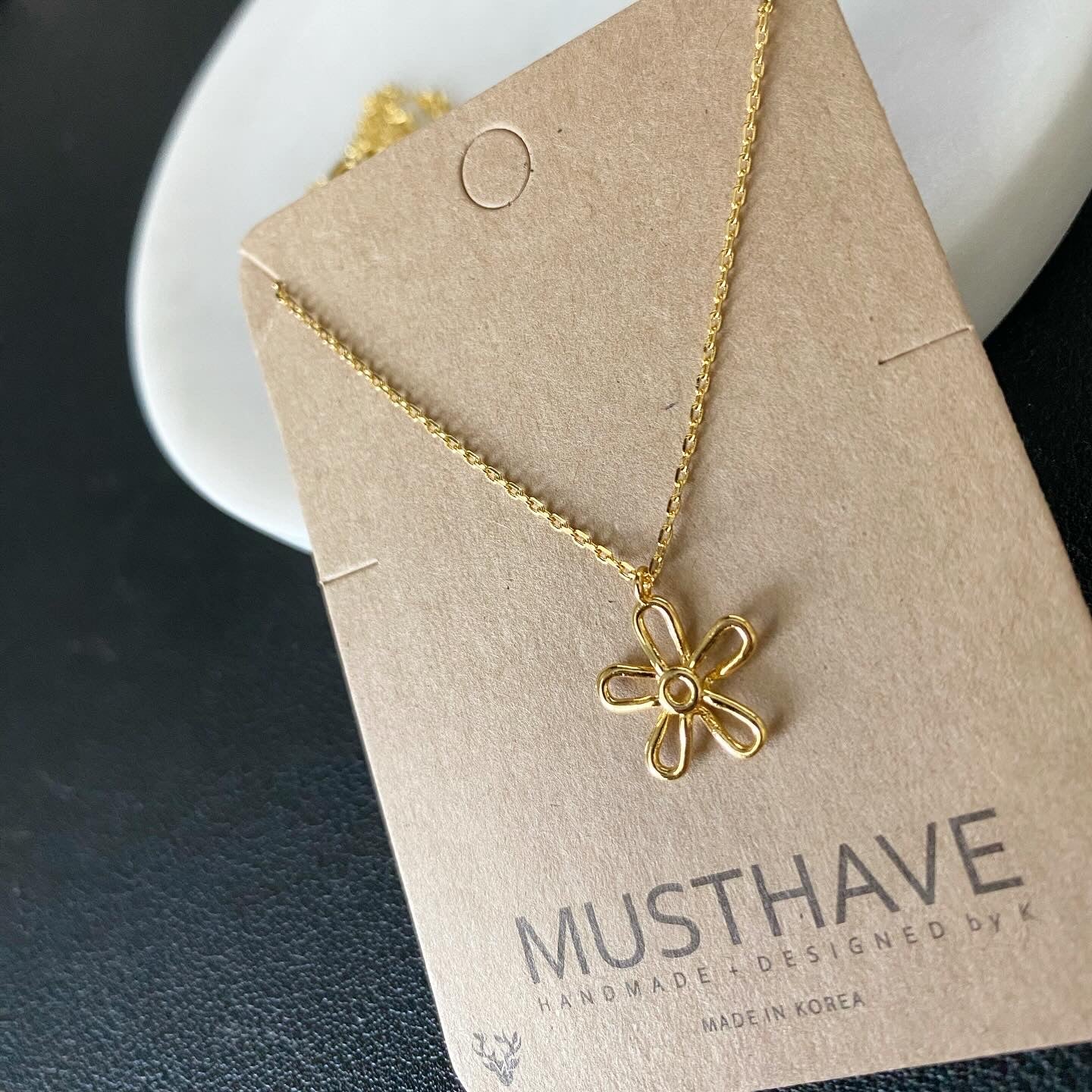 Stemless Flower Wire Necklace