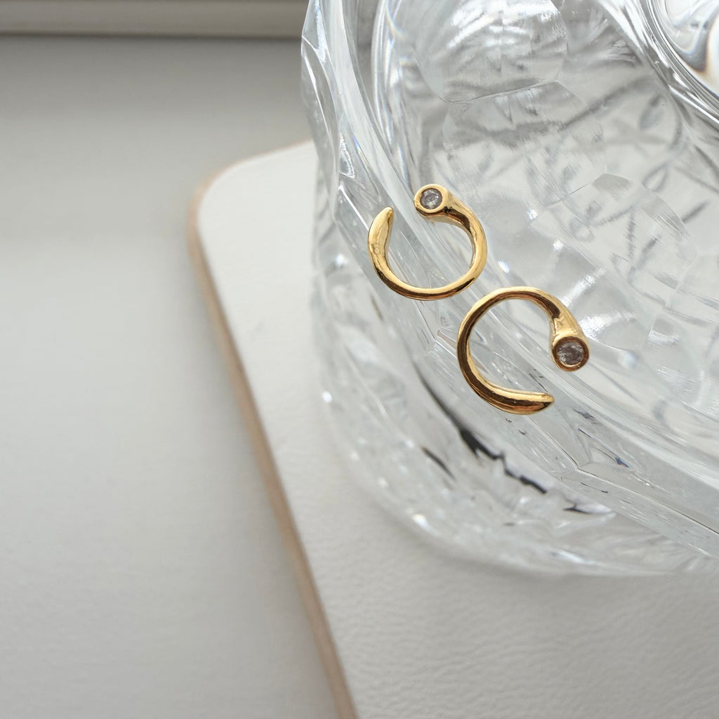 Baby Bezel Curve Earrings