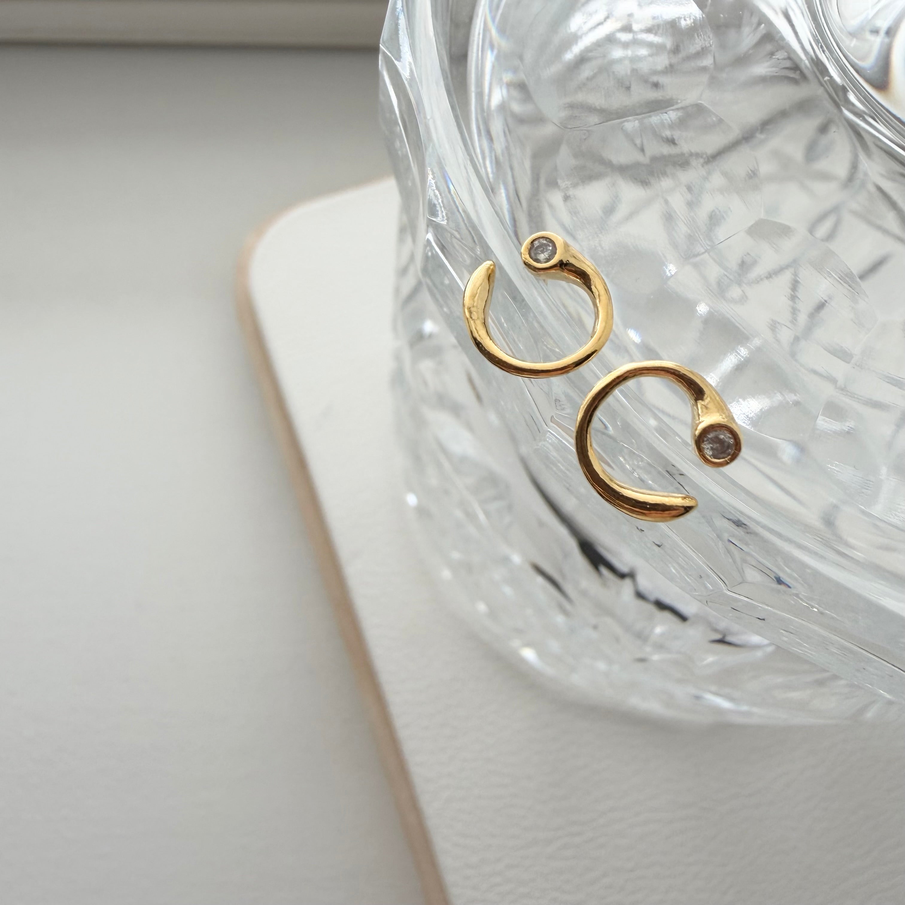 Baby Bezel Curve Earrings