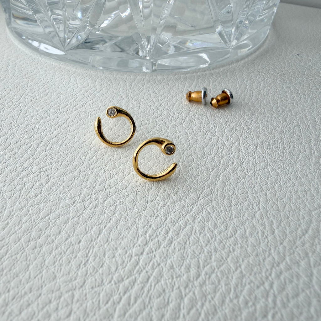 Baby Bezel Curve Earrings