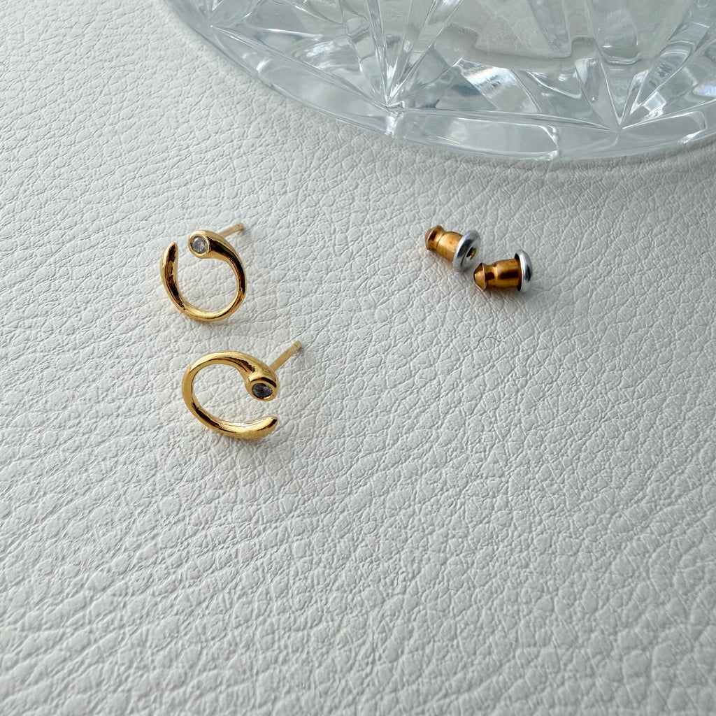 Baby Bezel Curve Earrings