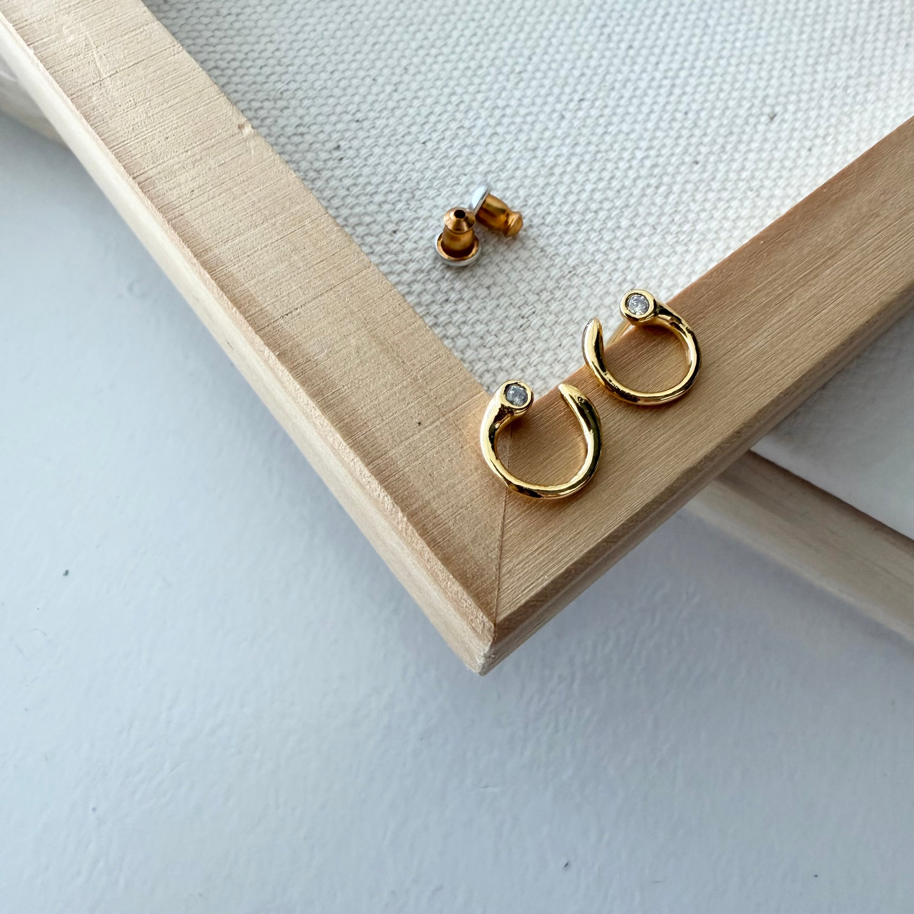 Baby Bezel Curve Earrings