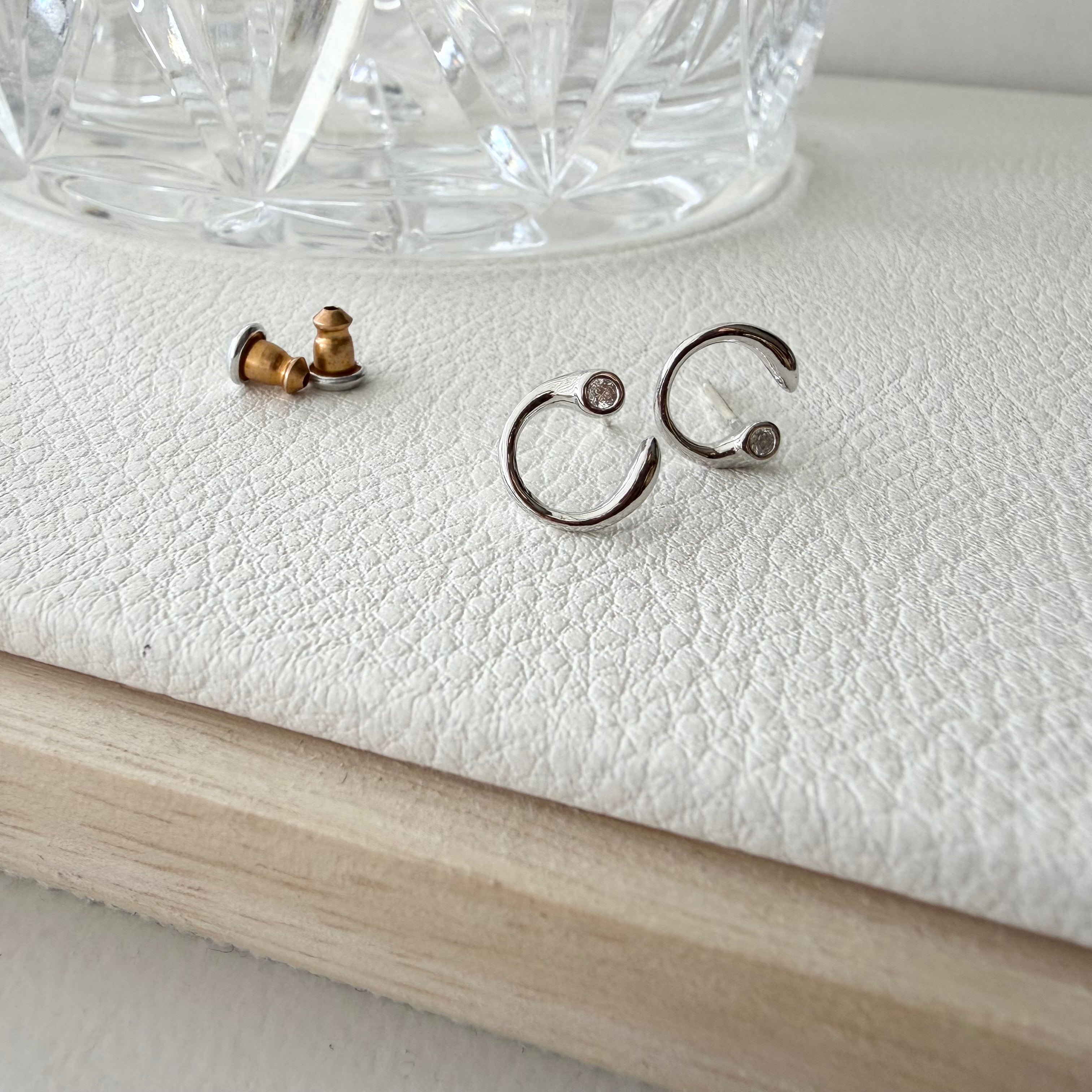 Baby Bezel Curve Earrings