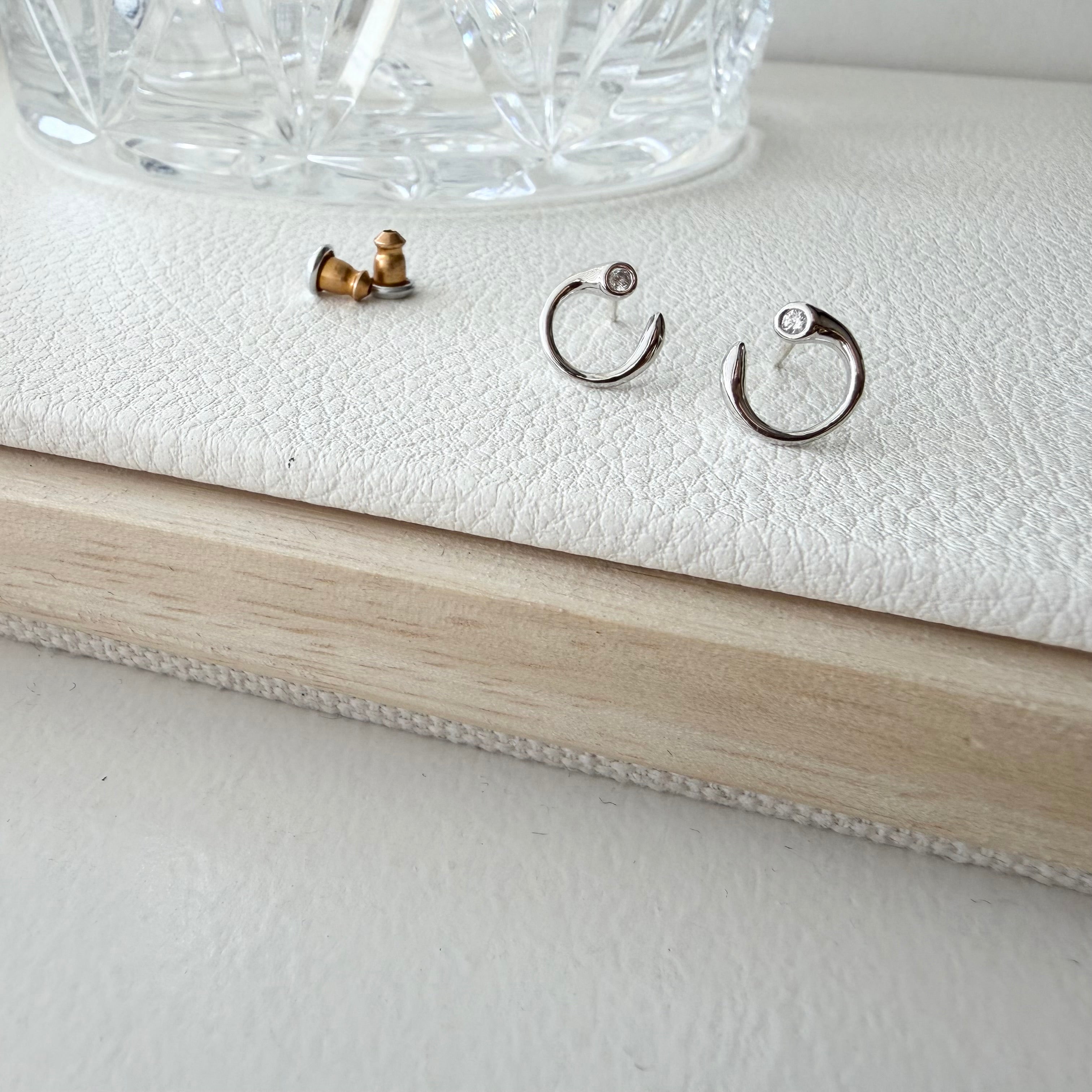 Baby Bezel Curve Earrings