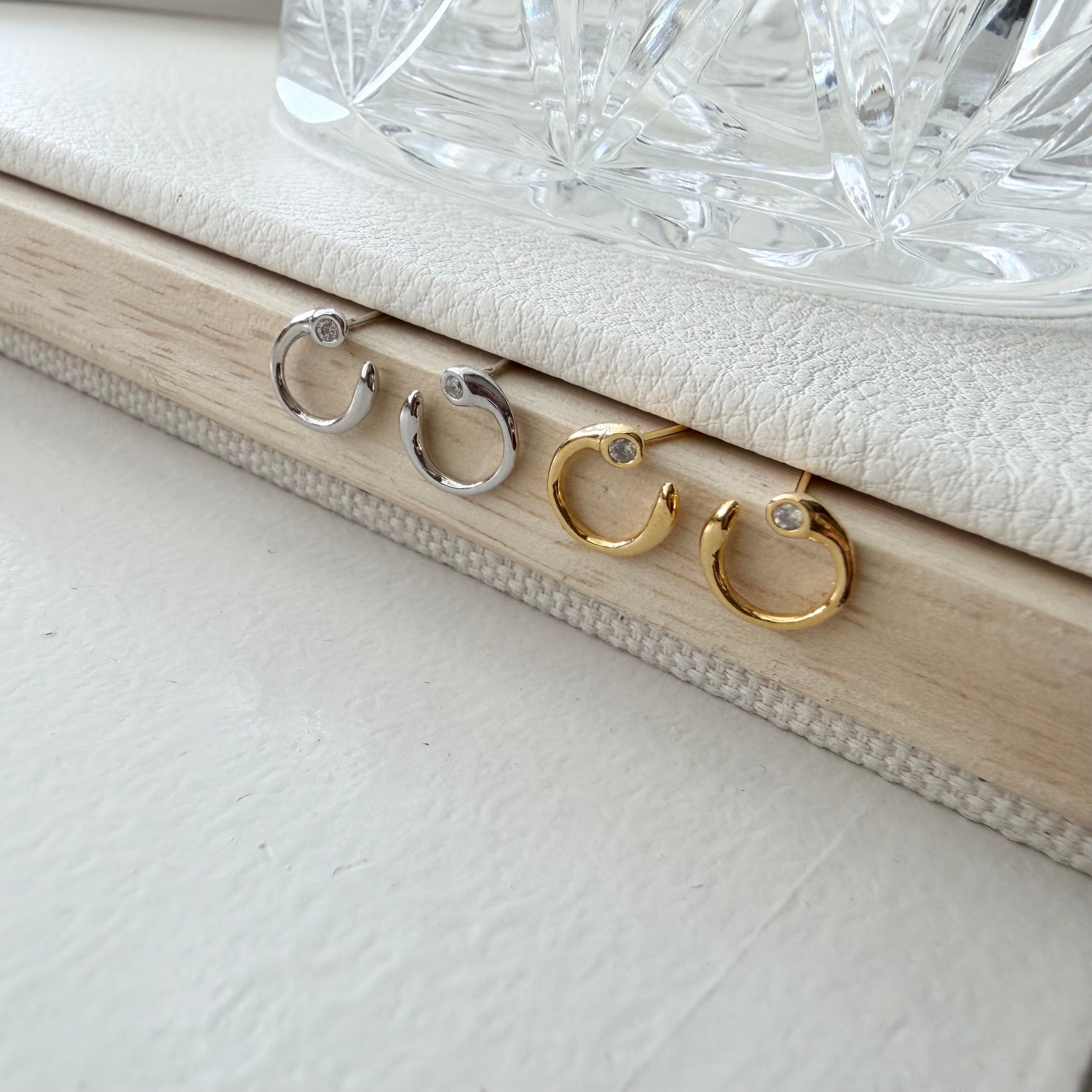Baby Bezel Curve Earrings