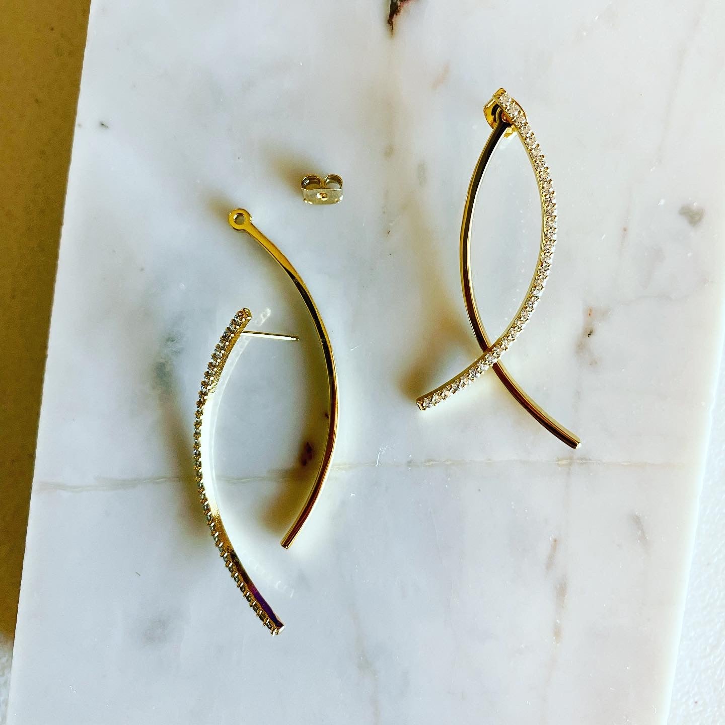 Front-Back: Curve Swing Bar Earrings