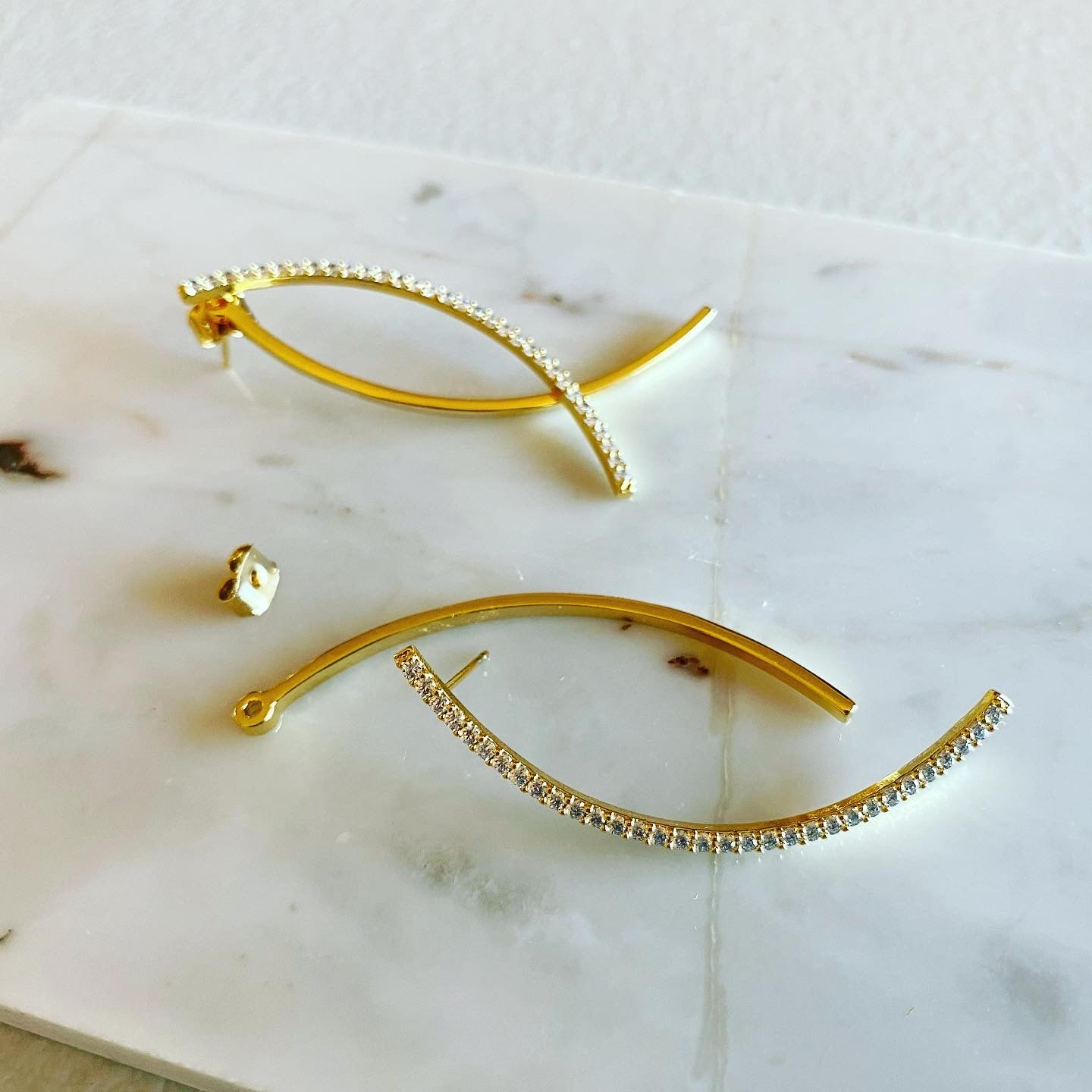 Front-Back: Curve Swing Bar Earrings